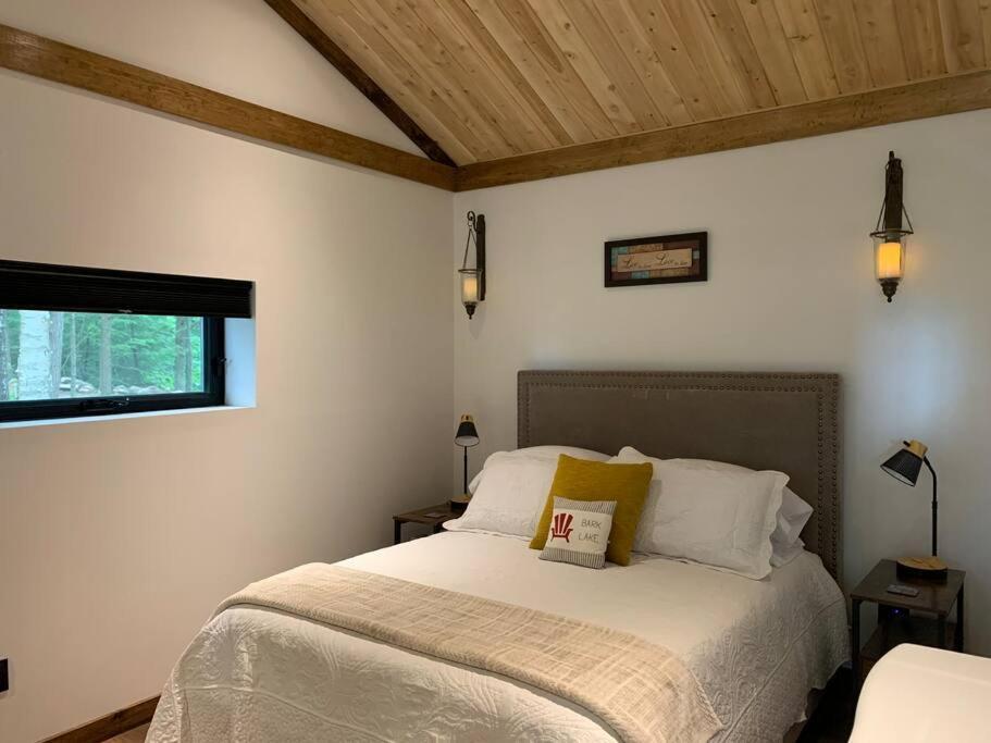 Private Off Grid Nestled In Nature With Waterfront * Barrys Bay