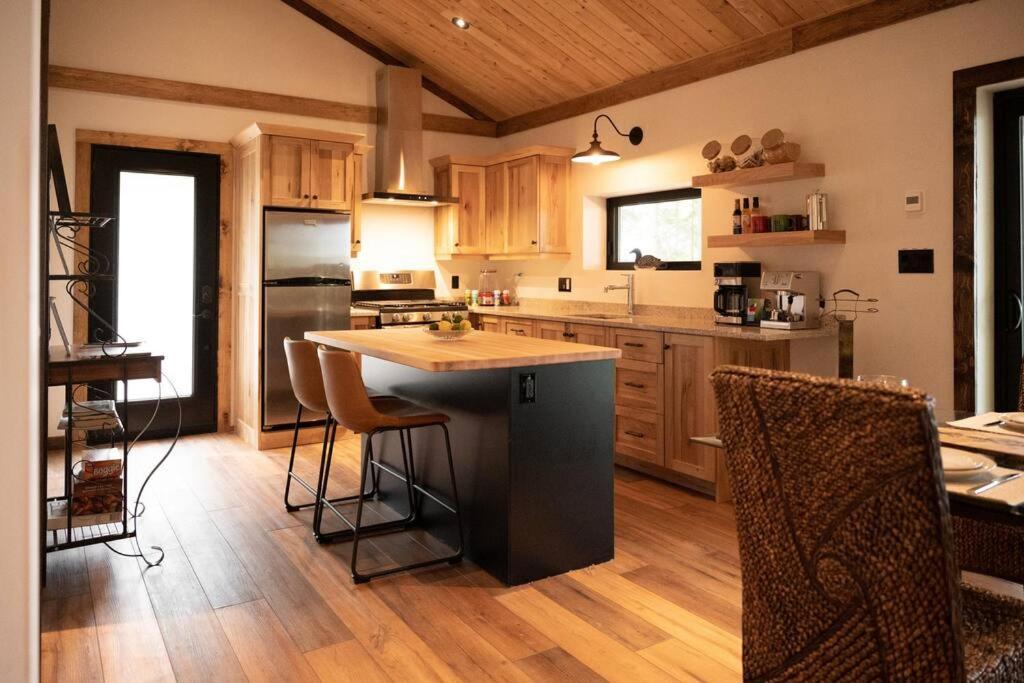 Private Off Grid Nestled In Nature With Waterfront Chalet Barrys Bay