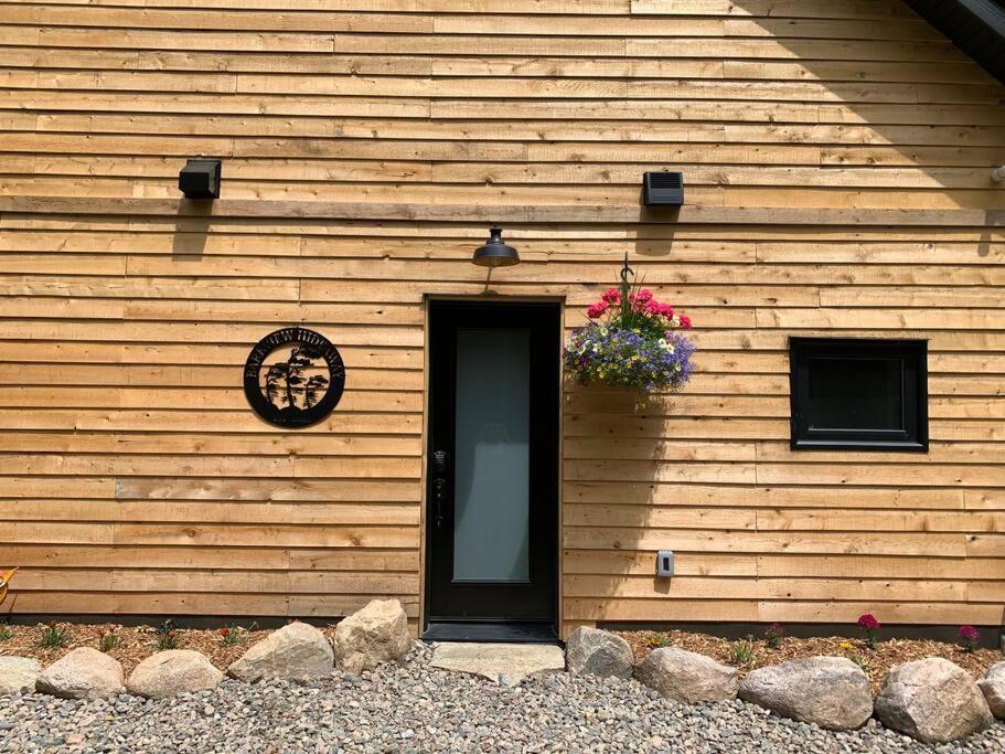 Private Off Grid Nestled In Nature With Waterfront Chalet Barrys Bay